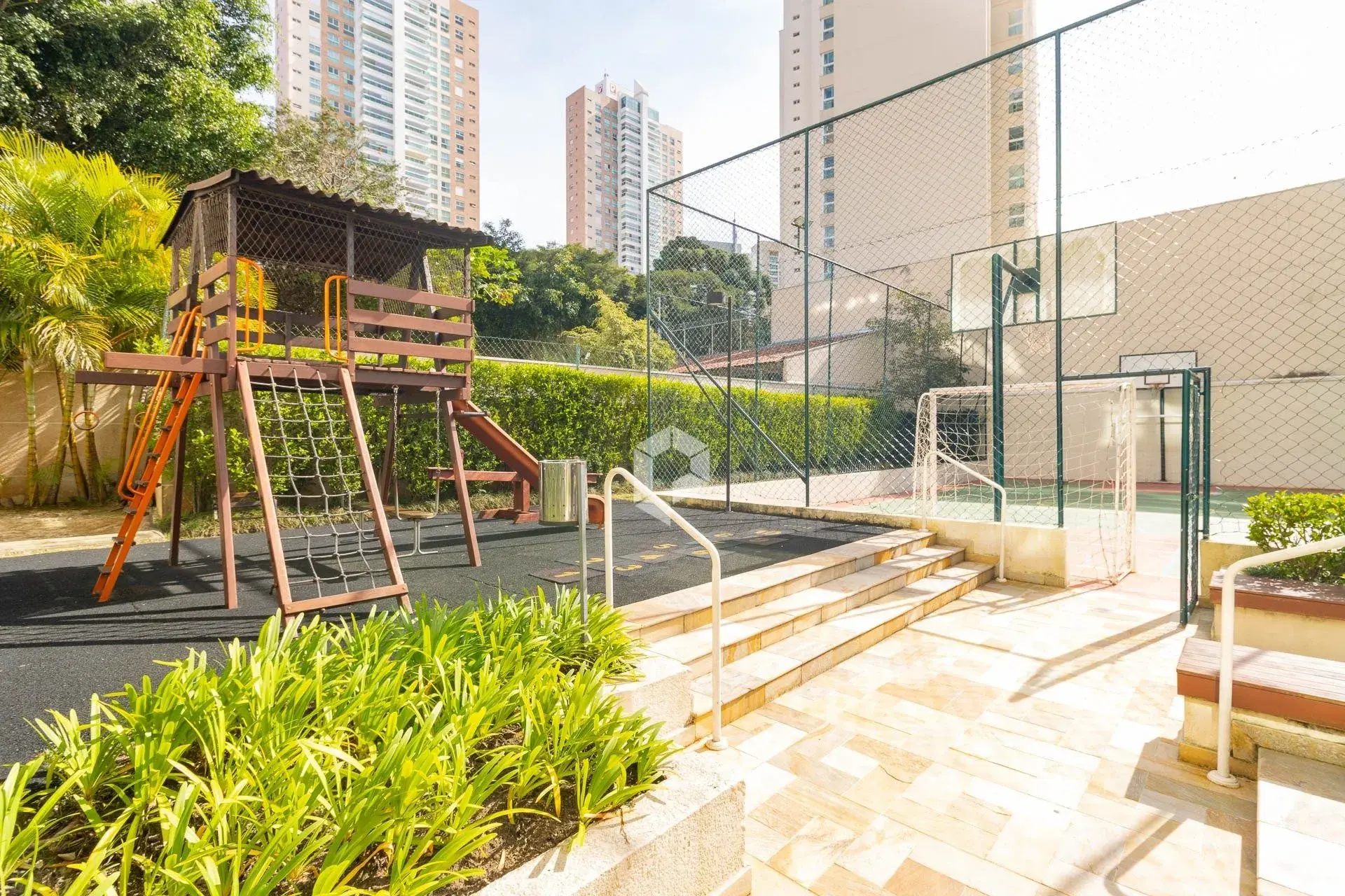 Furnished apartment with 3 en-suite bedrooms and 295 m² — photo 31
