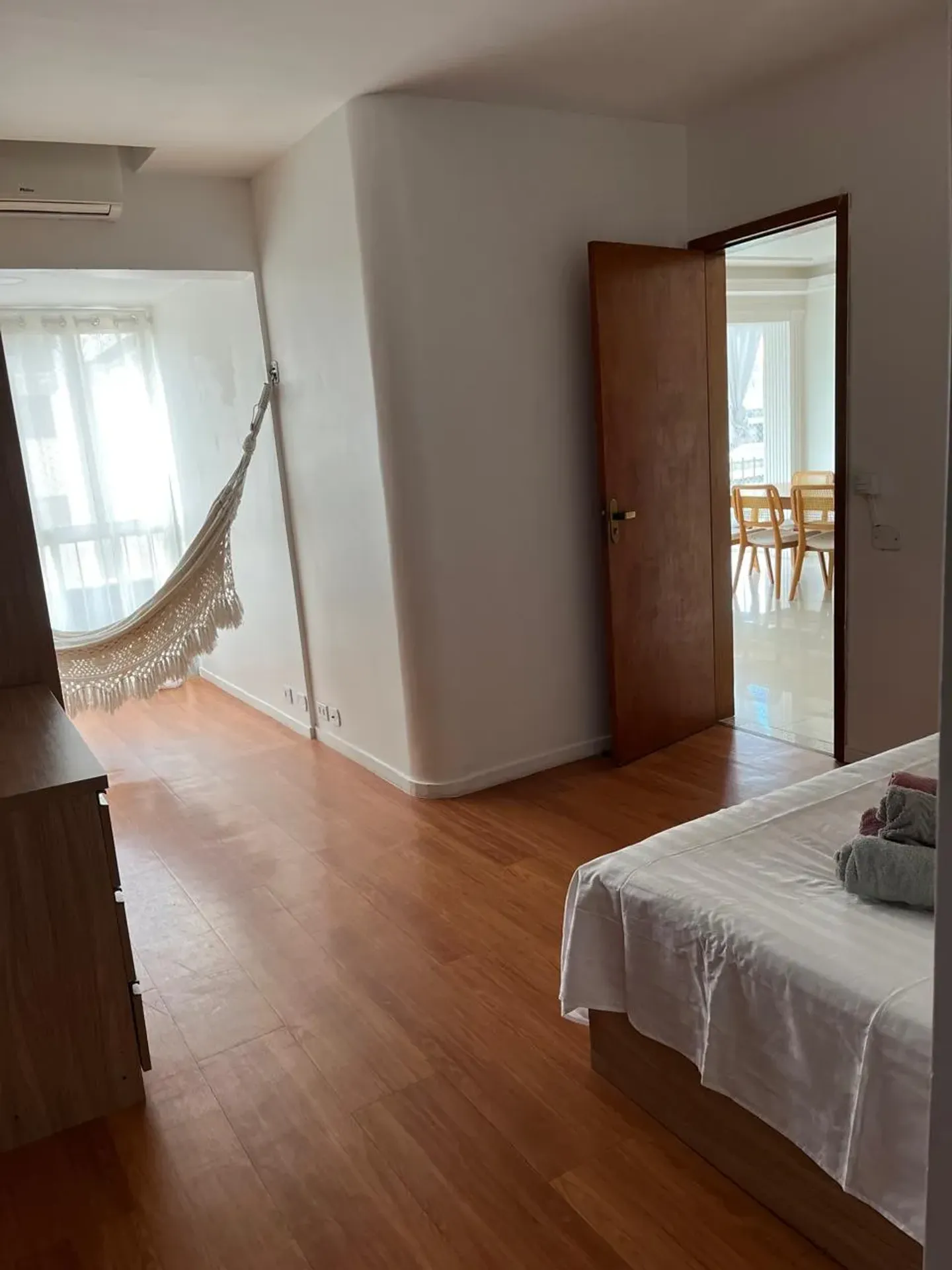 Furnished 3-bedroom apartment with glass balcony — photo 17