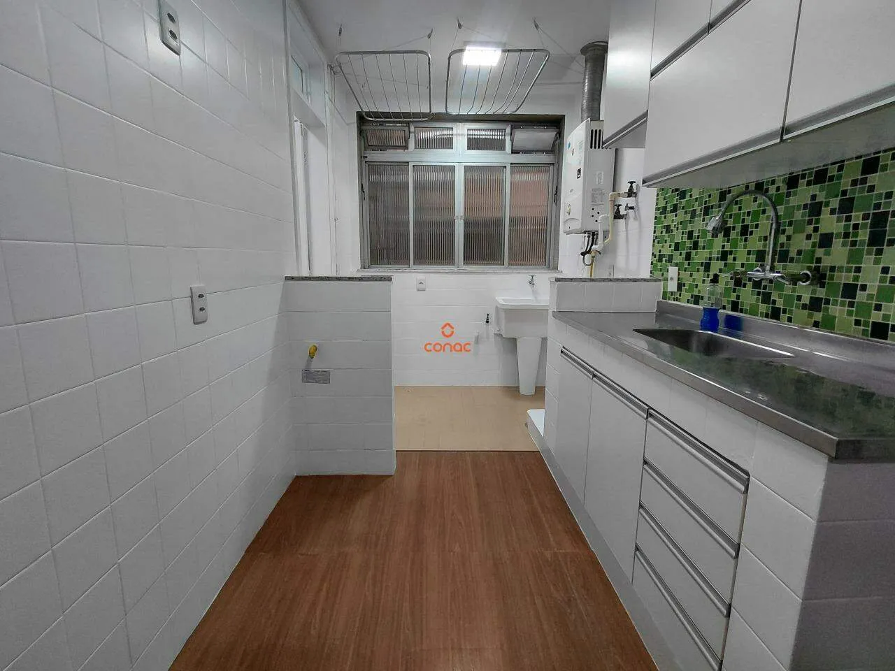 Wood or laminate floors in a 2-bedroom apartment, 88 m² — photo 2