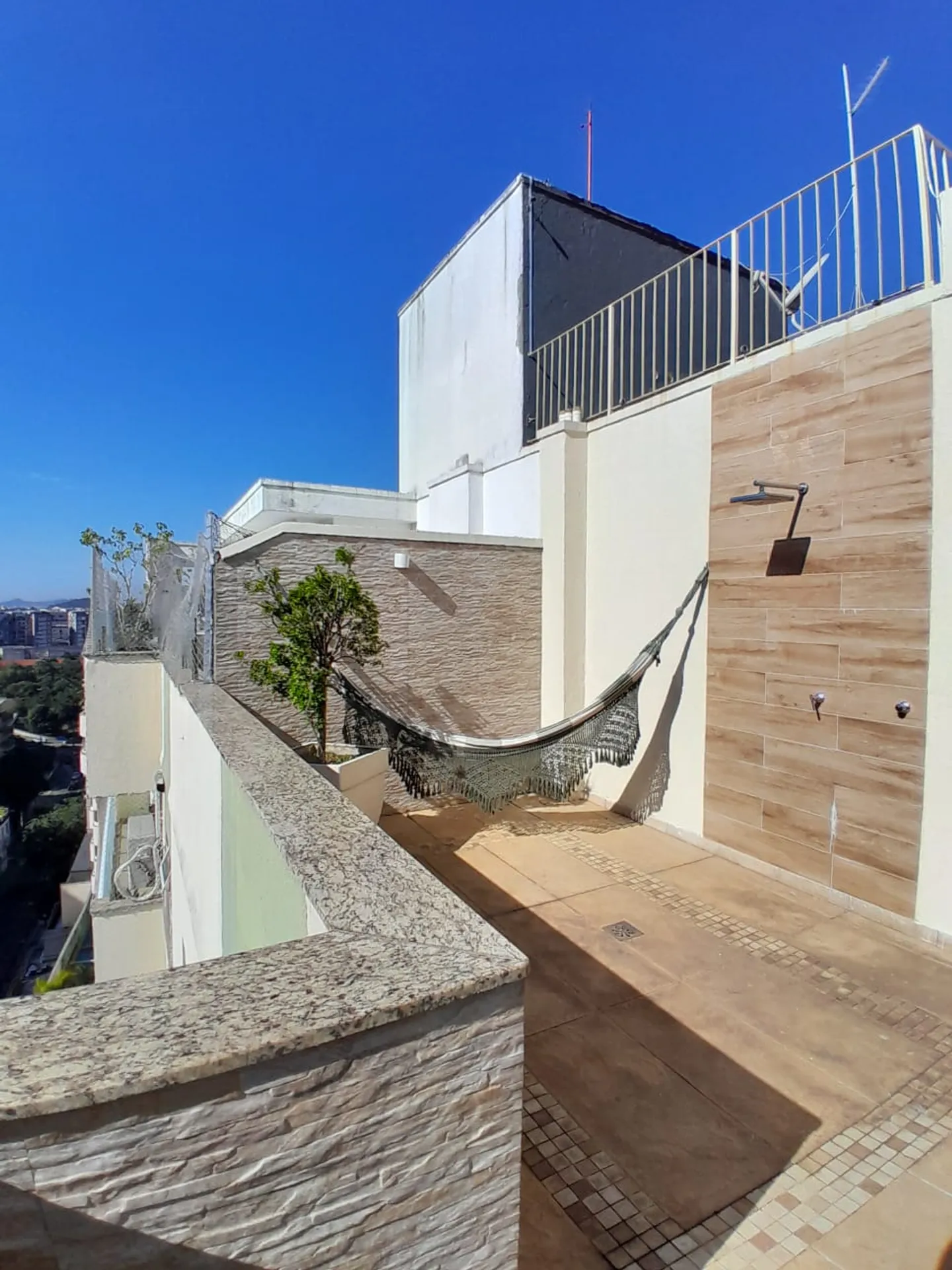 Apartment with 4 bedrooms, 3 bathrooms and built-in storage — photo 35