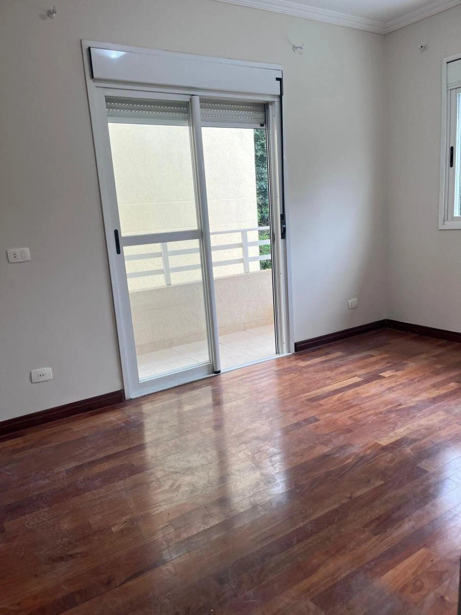 300 m² house with 4 bedrooms and 3 parking spots