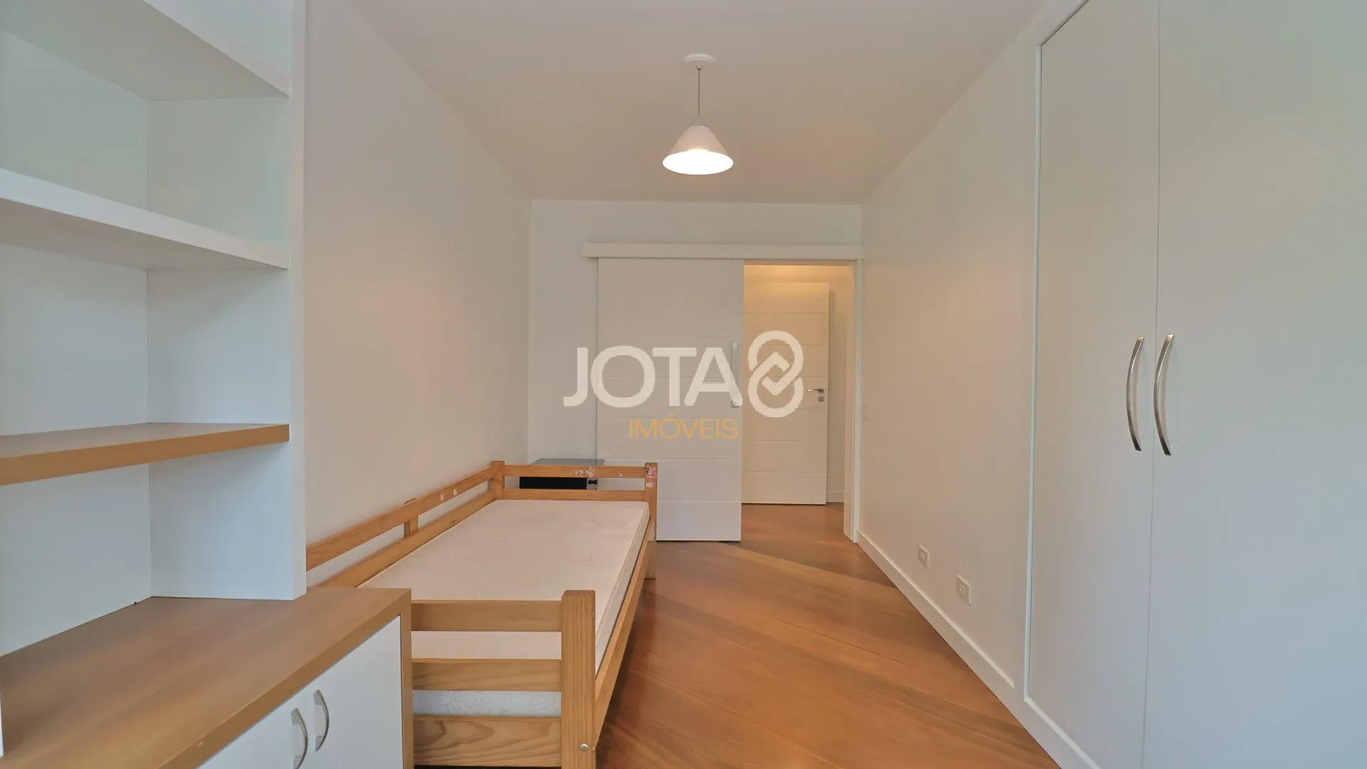 House with 5 bedrooms and a balcony in 370 m² — photo 25