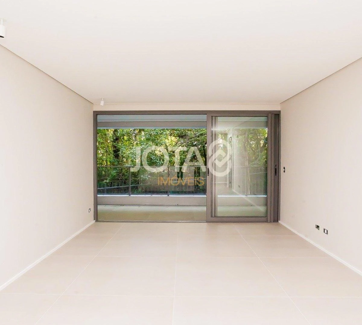 Balcony with a grill in a 3-bedroom apartment, 143 m² — photo 36