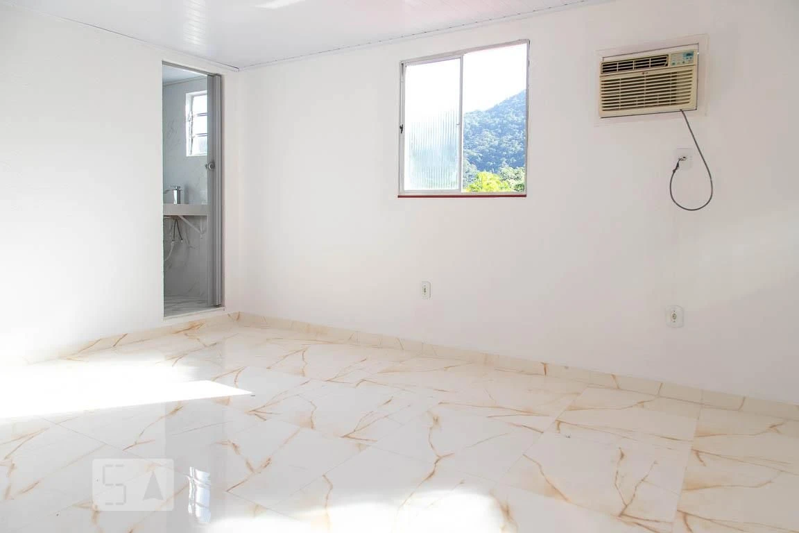 Studio with a balcony and an en-suite bedroom — photo 12
