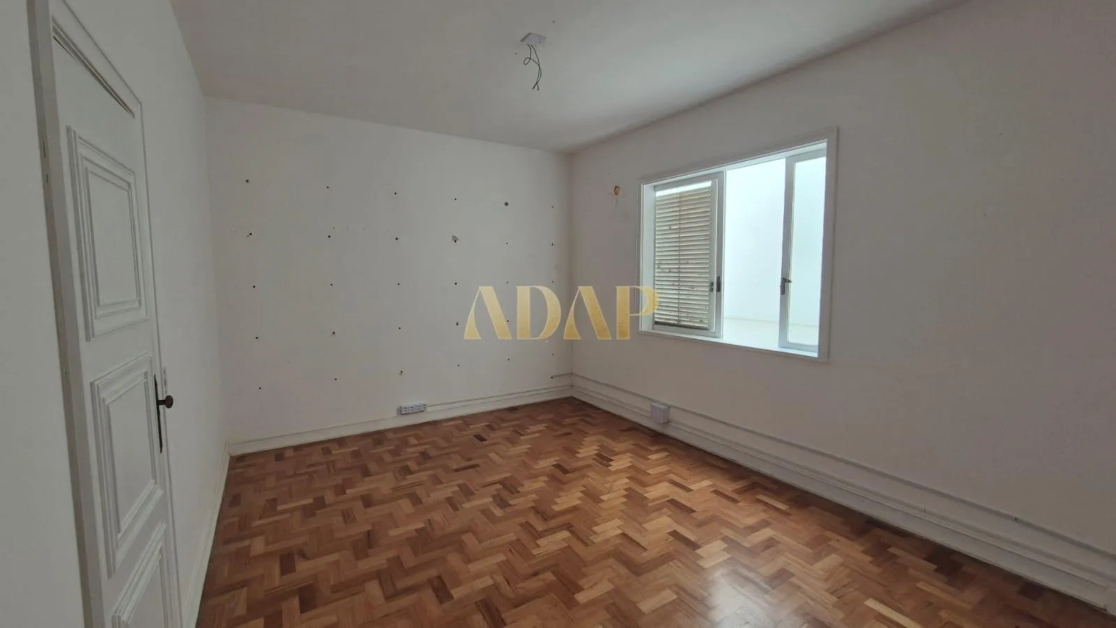 525 m² apartment with a home office and a bathtub — photo 2
