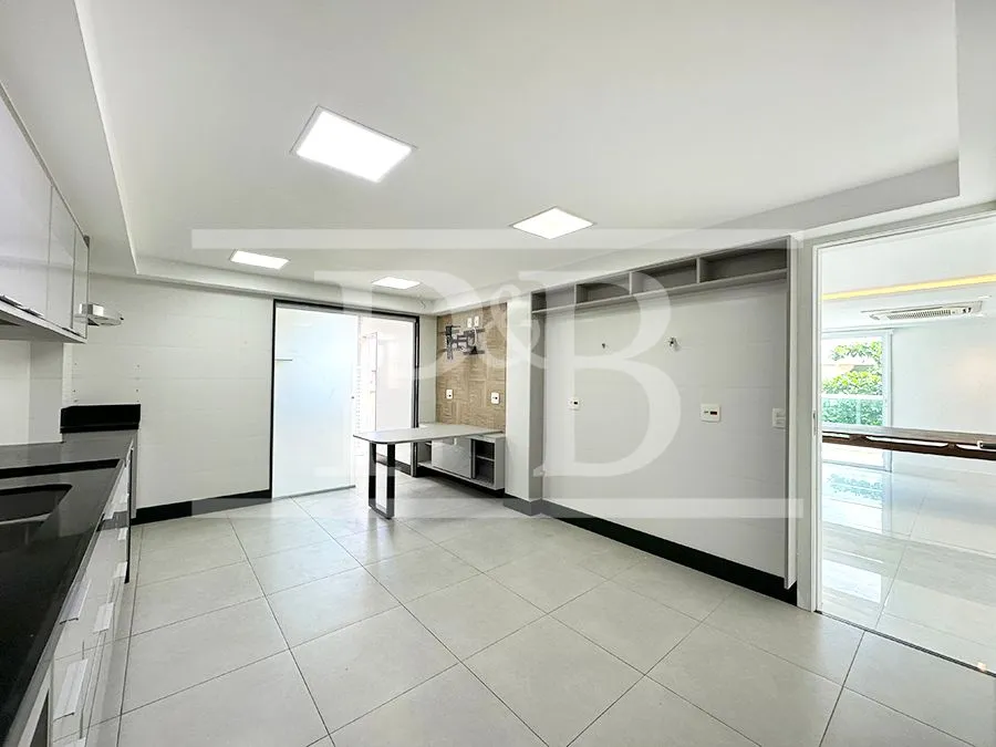 4-bedroom apartment with an enclosed glass balcony — photo 35