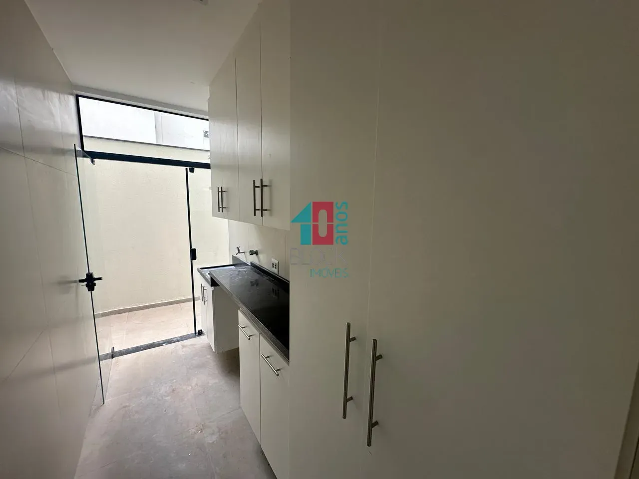 Condominium house with 5 en-suites and open-plan kitchen — photo 33