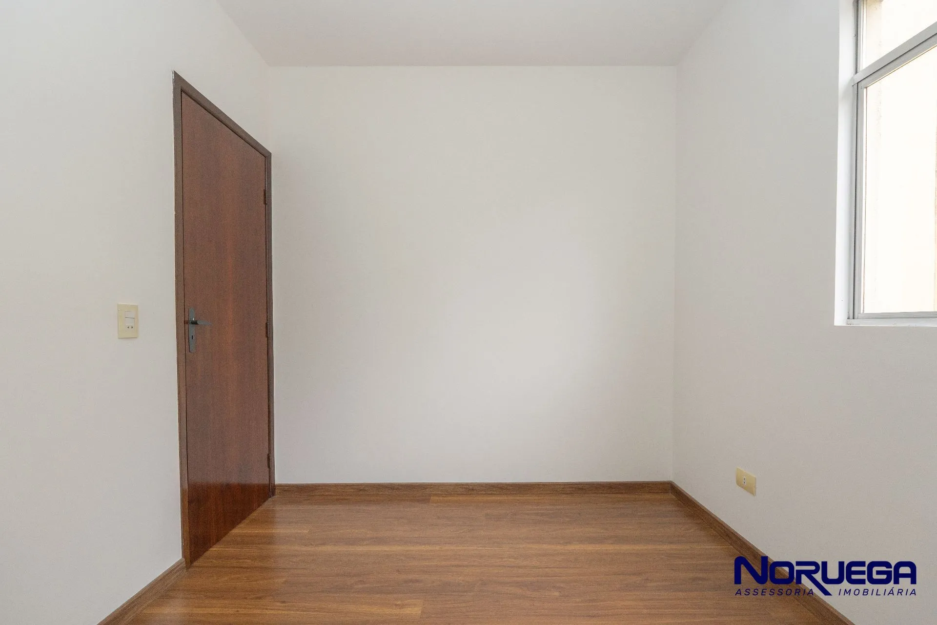 Wood or laminate floors in a 2-bedroom apartment, 103 m² — photo 12