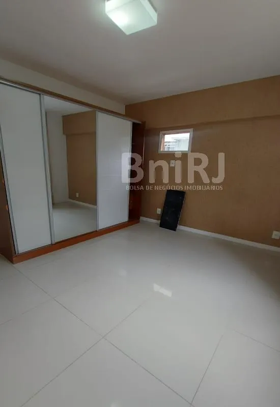 3-bedroom apartment in a building with a pool — photo 17