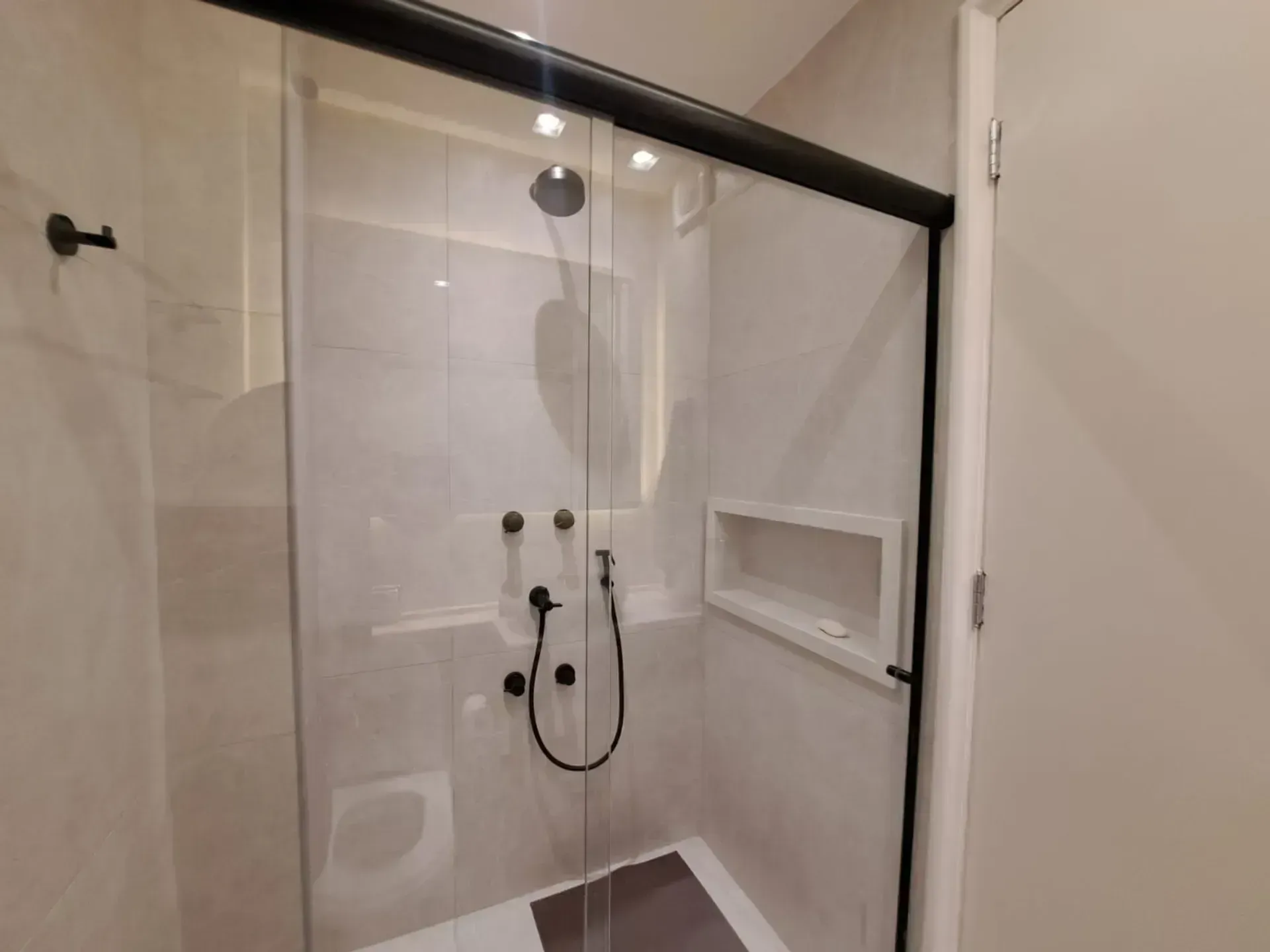 Furnished apartment with 4 bedrooms and 4 bathrooms — photo 9