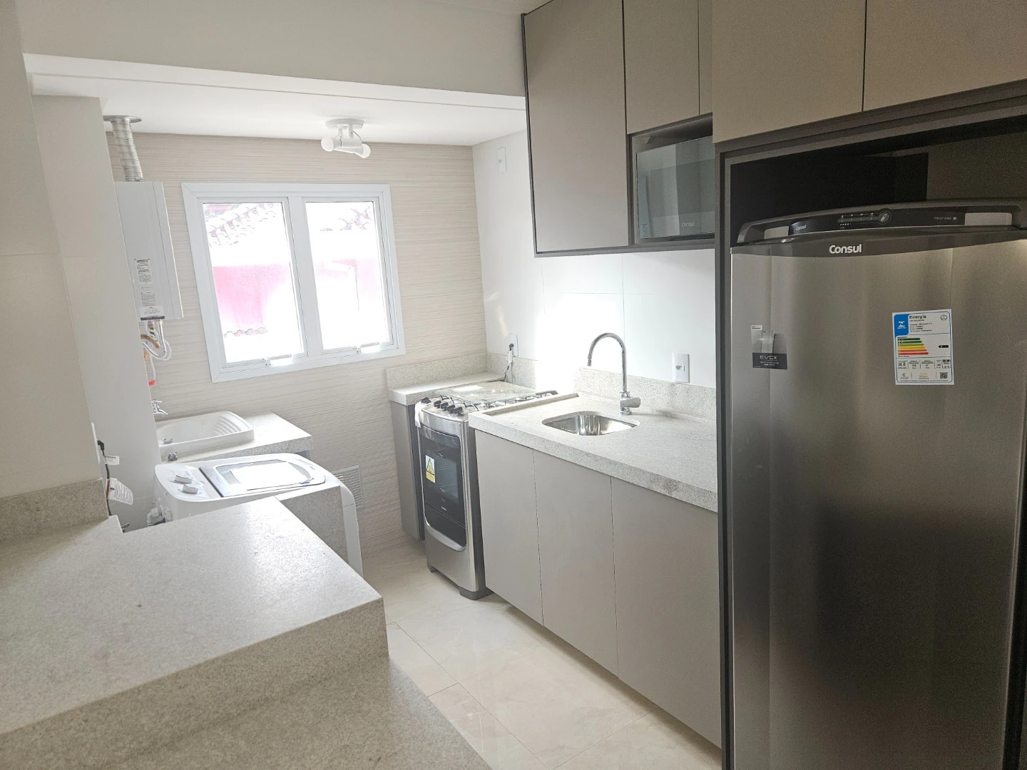 Furnished 2-bedroom apartment with a gas open-plan kitchen — photo 2