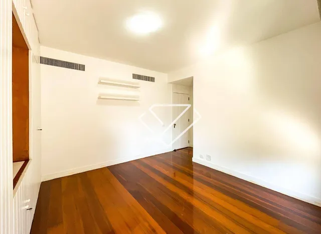 4-bedroom apartment with a balcony and laundry area — photo 20