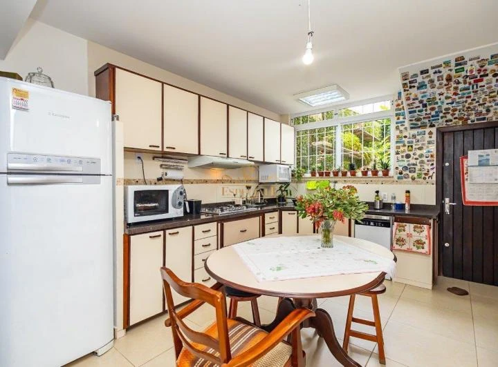 Unfurnished house with 8 bedrooms and a closed gas kitchen