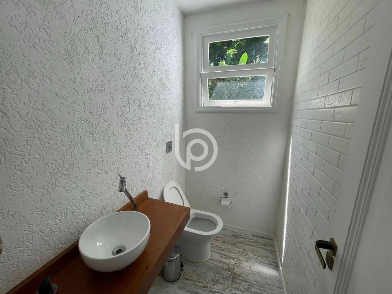 Furnished house with balcony sink and 4 bedrooms — photo 9