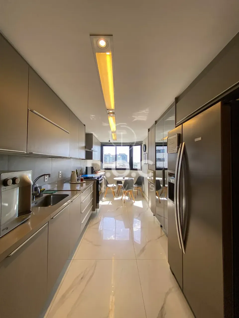 143 m² apartment with open-plan gas kitchen and 3 suites — photo 2