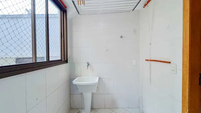 Furnished apartment, 300 m², with a glass-enclosed balcony — photo 30
