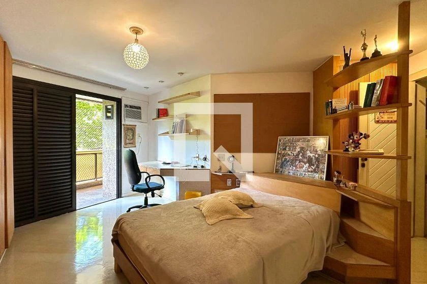 Duplex apartment with 3 en-suite bedrooms and laundry — photo 33