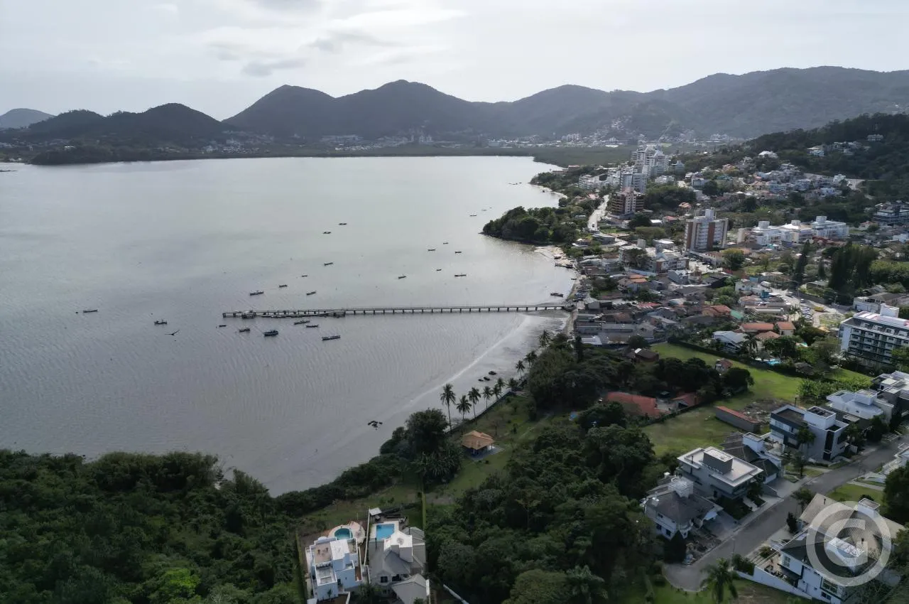 2-bedroom apartment with a water view in Florianópolis — photo 19
