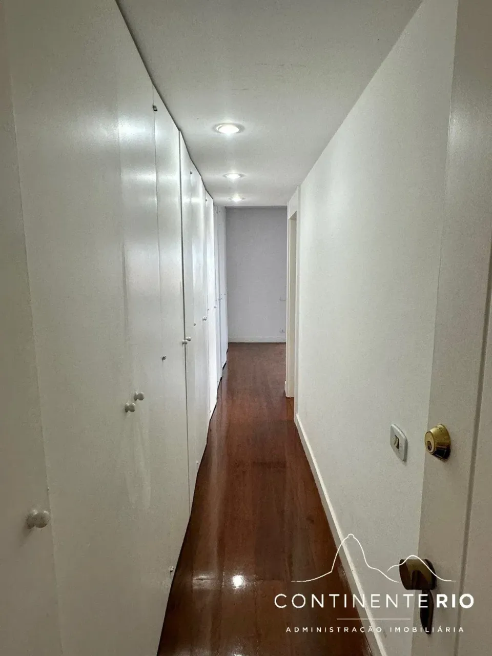 Apartamento con 4 dormitorios y balcón acristalado — photo 19