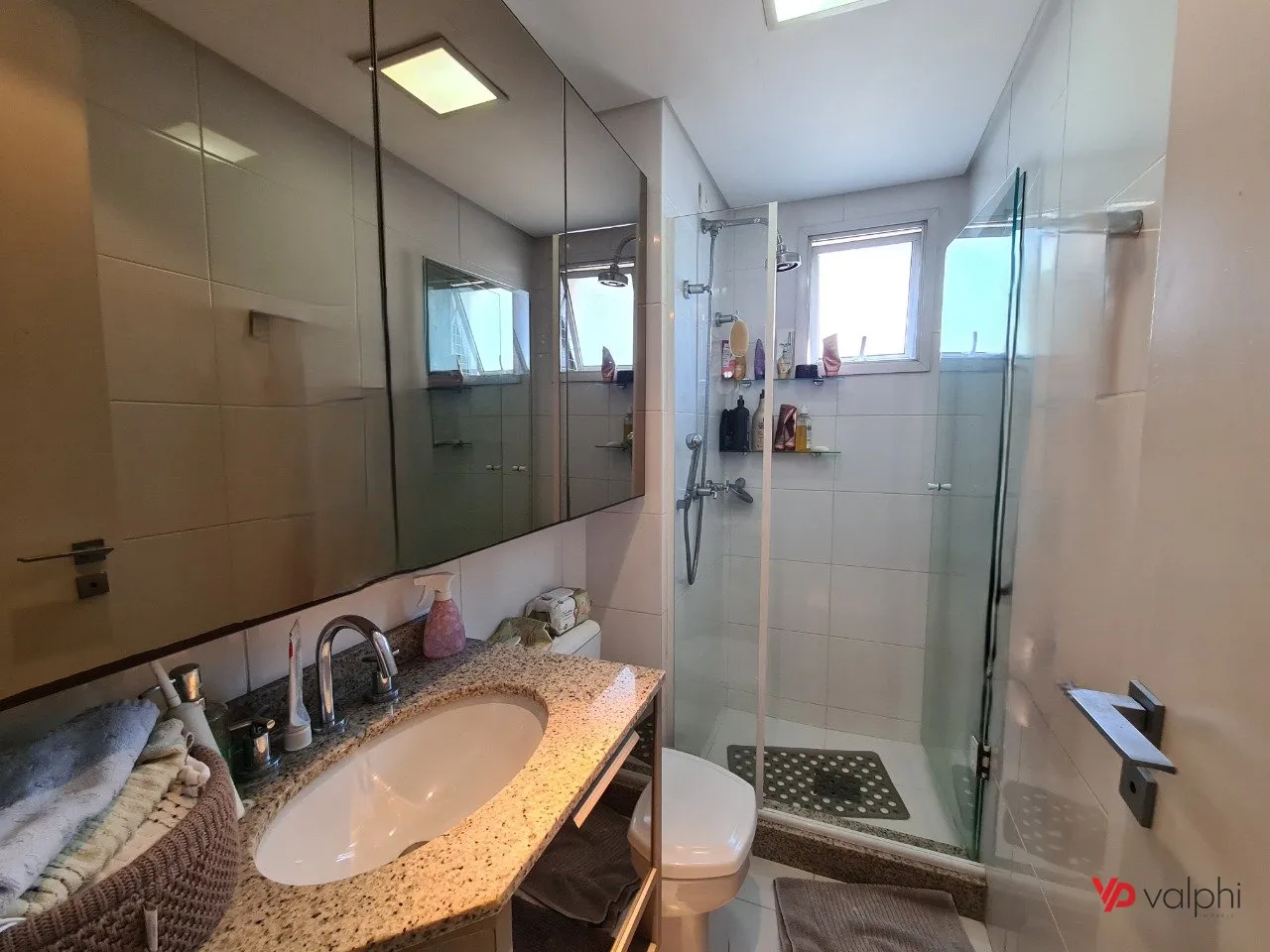 Furnished 2-bedroom apartment with enclosed balcony — photo 49