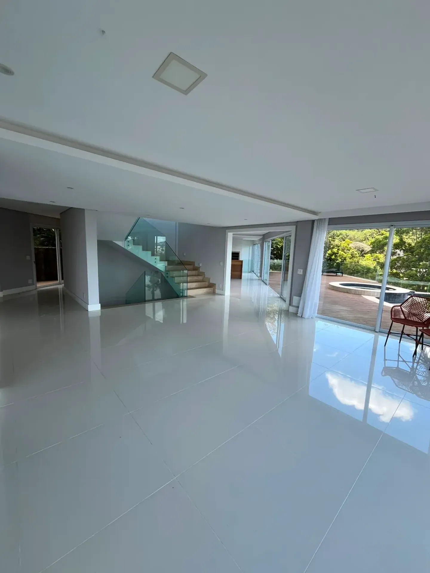 Casa de 1000 m² con vista al agua y chimenea — photo 40