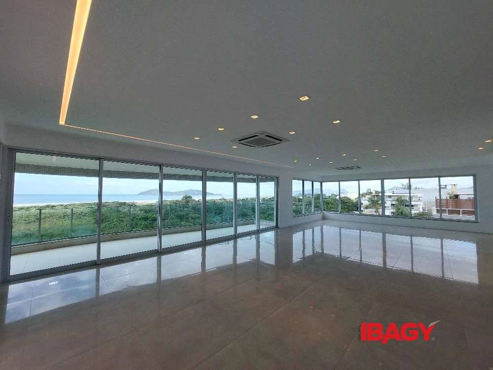 Apartment with 5 bedrooms and 744 m² with water views