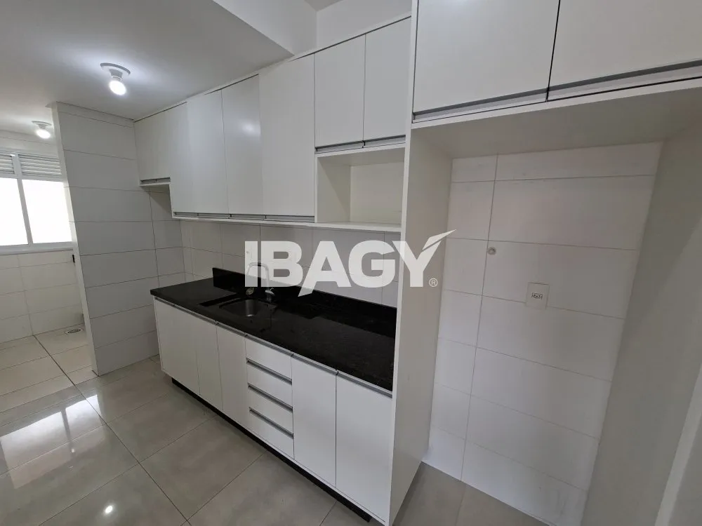 Apartamento com 2 dormitórios e sacada com churrasqueira