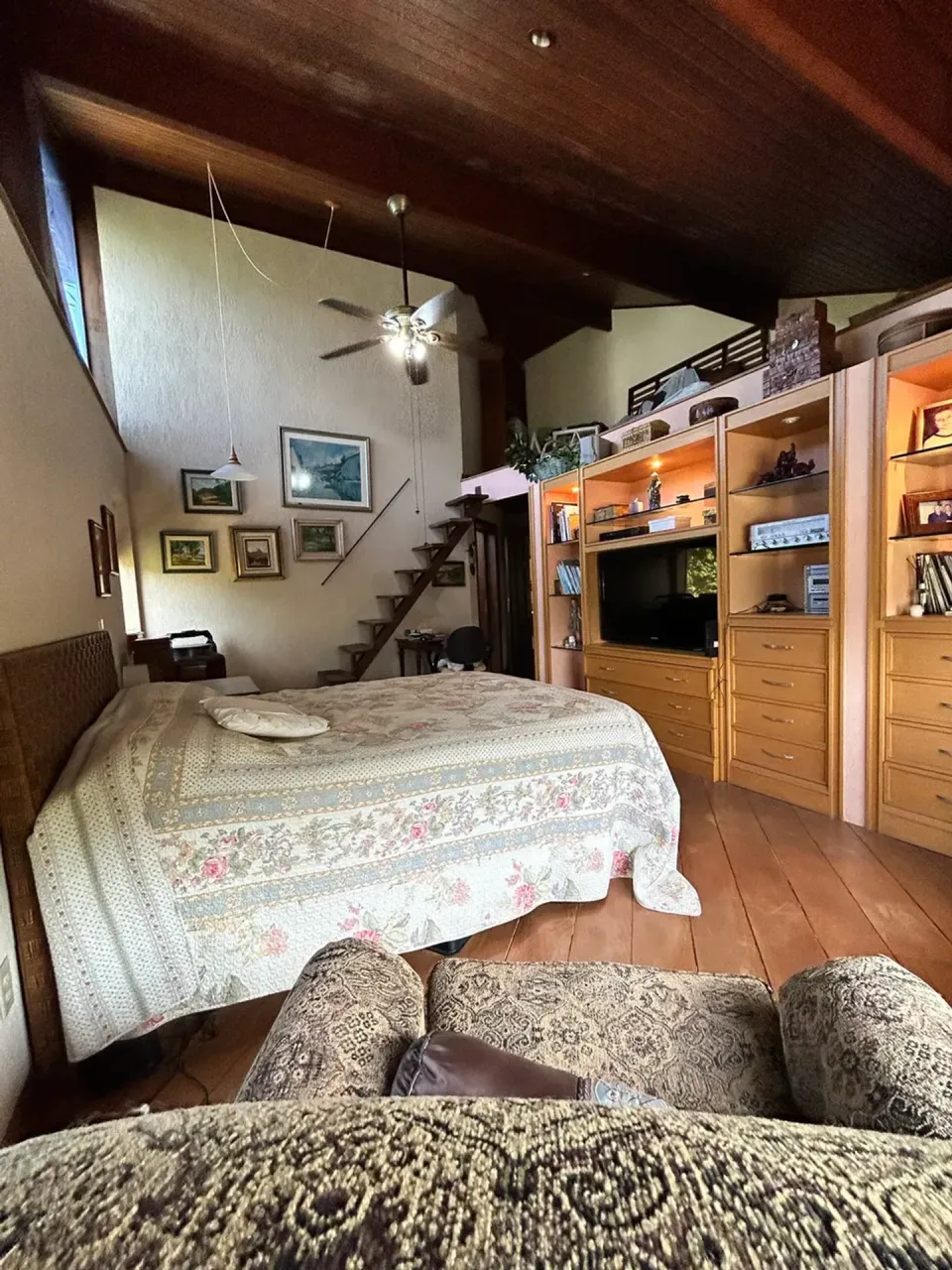 House with 4 bedrooms and 5 bathrooms plus shared pool area — photo 2
