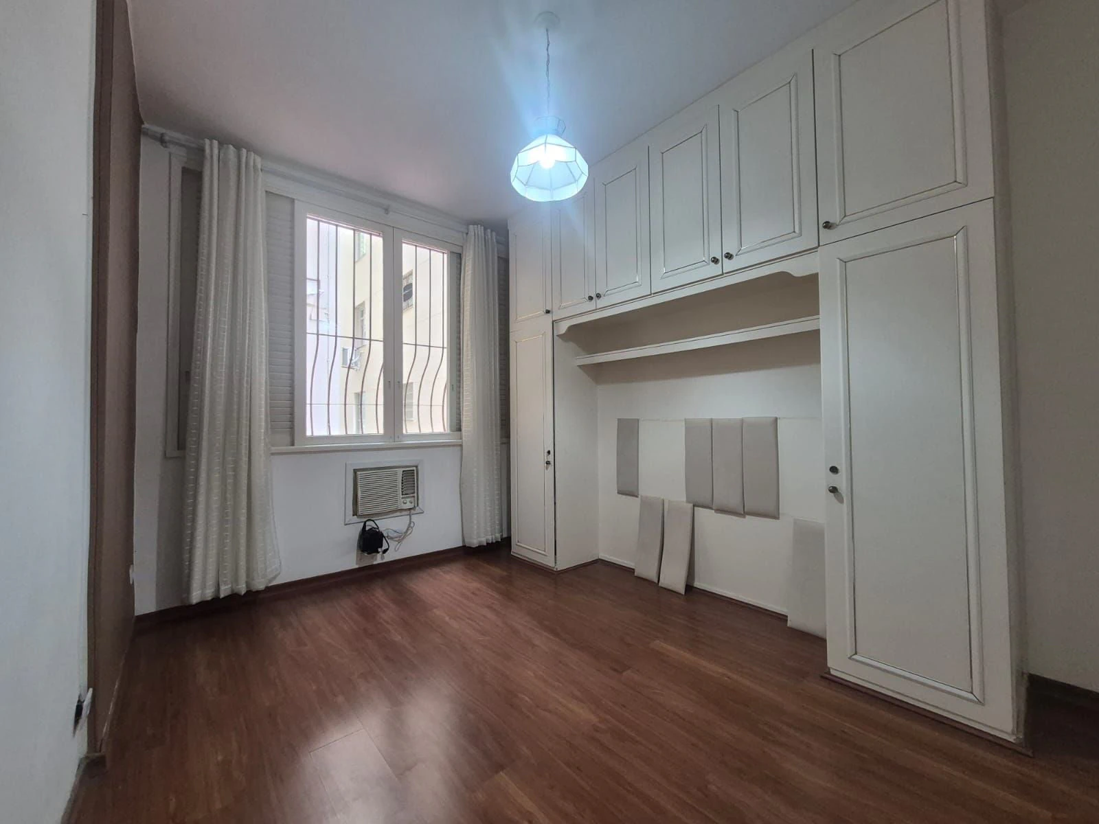 Wood or laminate floors in a 3-bedroom apartment, 100 m² — photo 3
