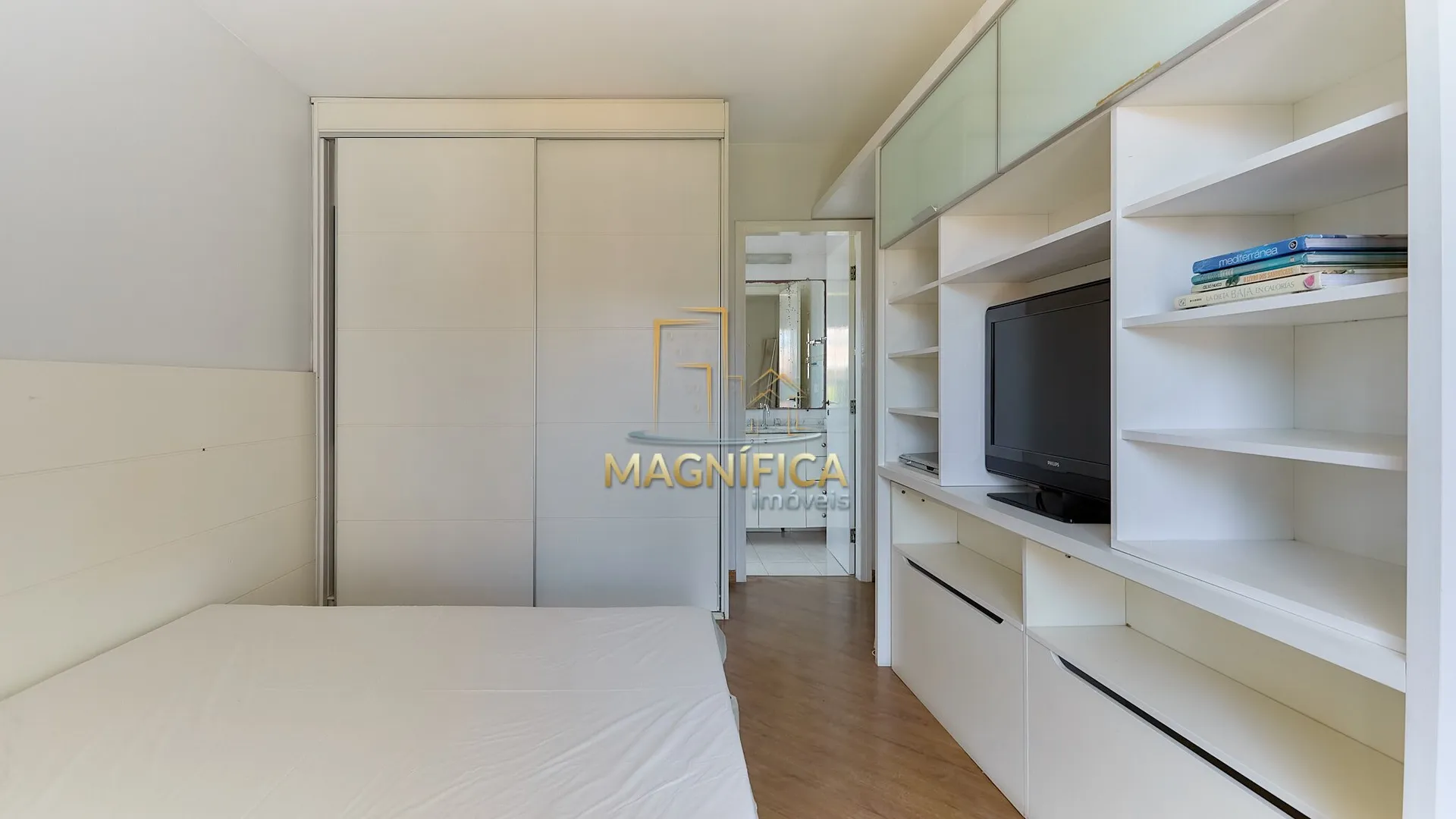 House with 4 bedrooms and 3 en-suite suites, 4 parking spaces — photo 24