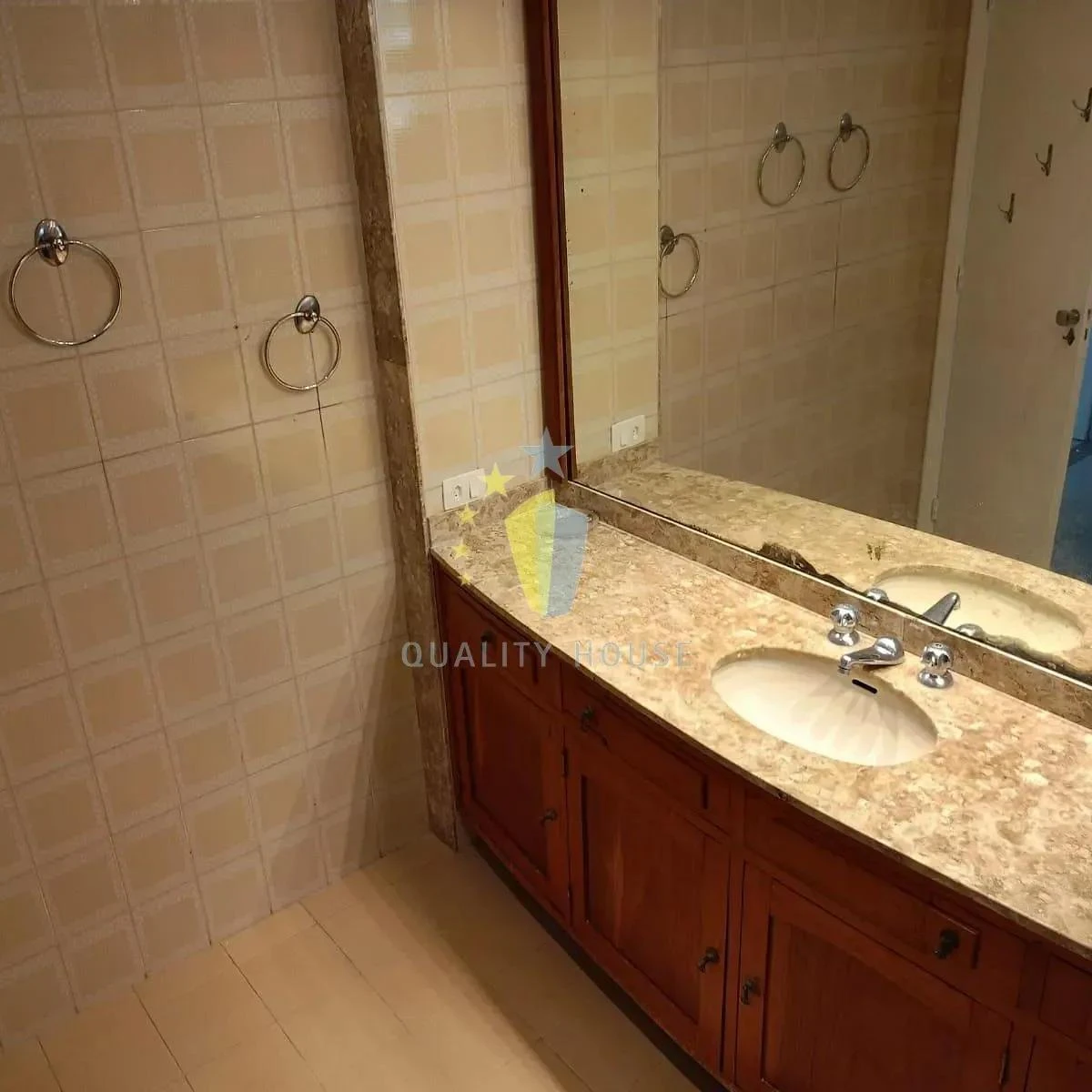 Bathtub in a 2-bedroom apartment, 90 m² — photo 8