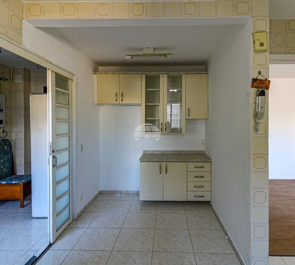 3-bedroom apartment with wood or laminate floors — photo 17