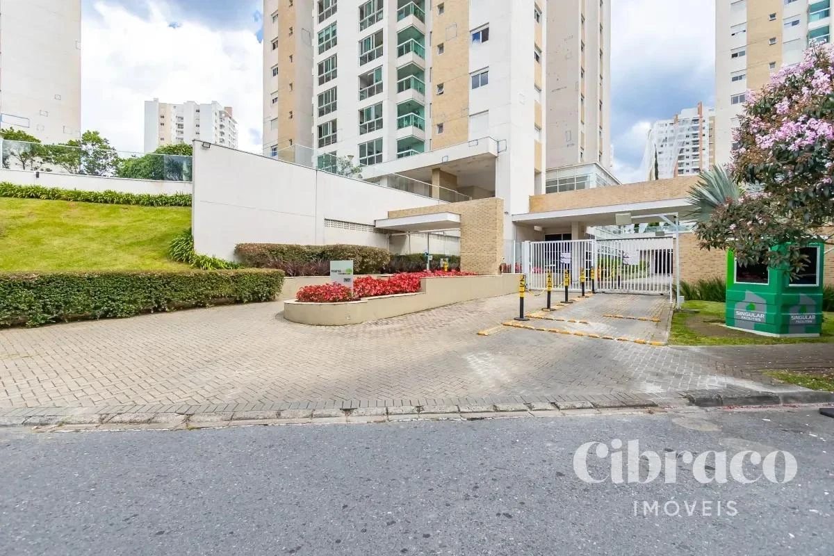 Balcony with a grill in a 4-bedroom apartment, 131 m² — photo 3