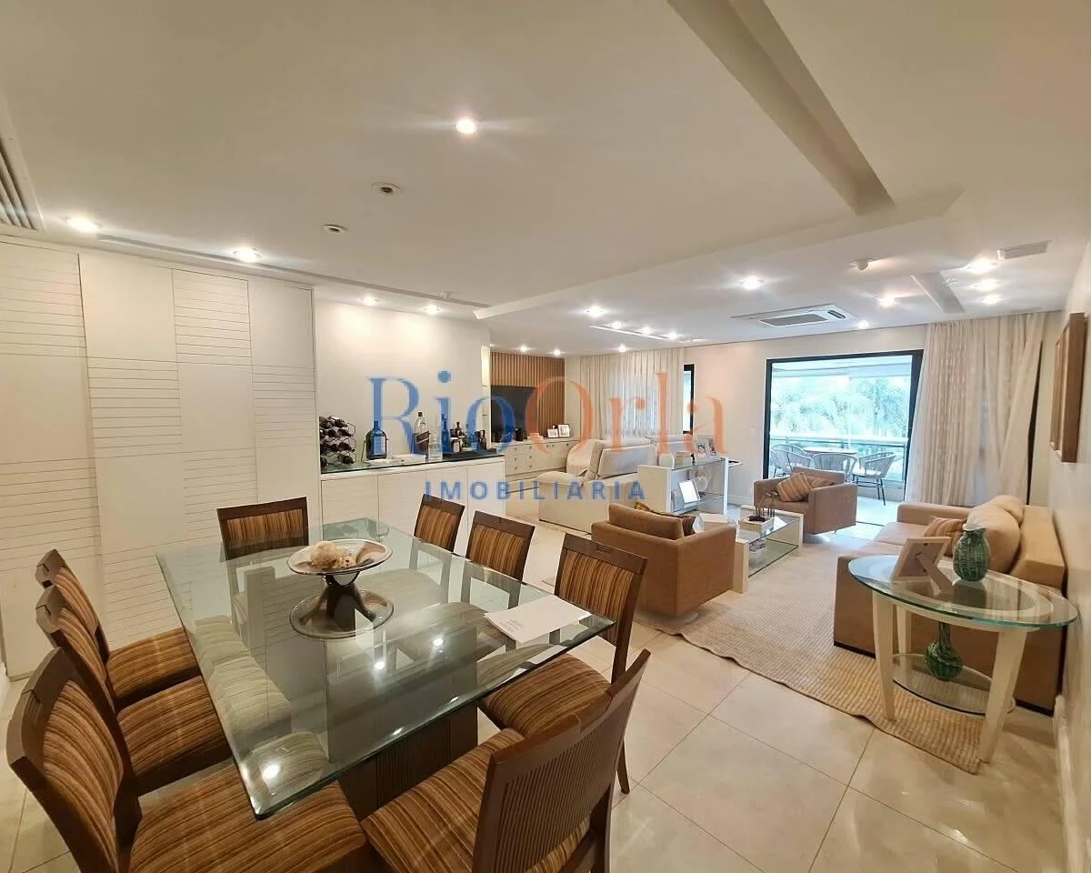 Floor-to-ceiling windows in a 4-bedroom apartment, 156 m² — photo 34
