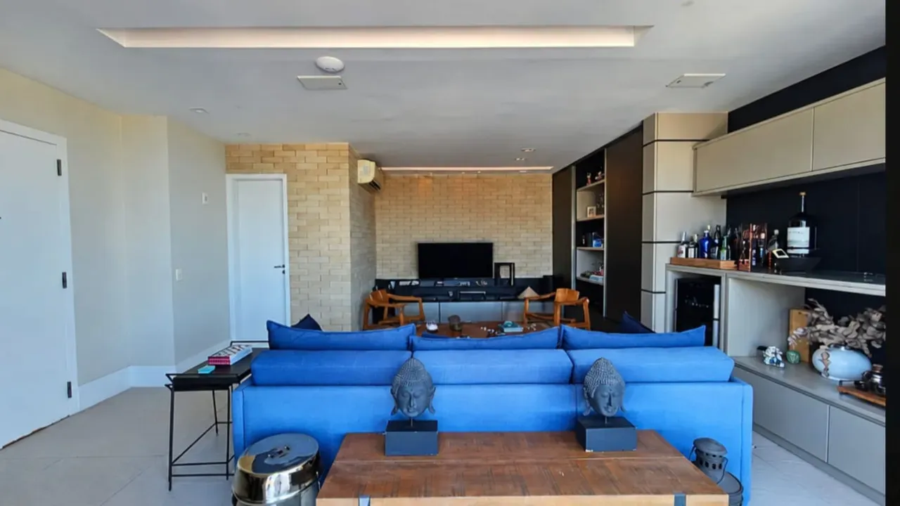 Balcony with a grill in a 3-bedroom apartment, 250 m² — photo 3