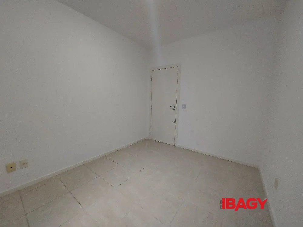 4-bedroom apartment with 2 en-suite baths and enclosed kitchen — photo 27