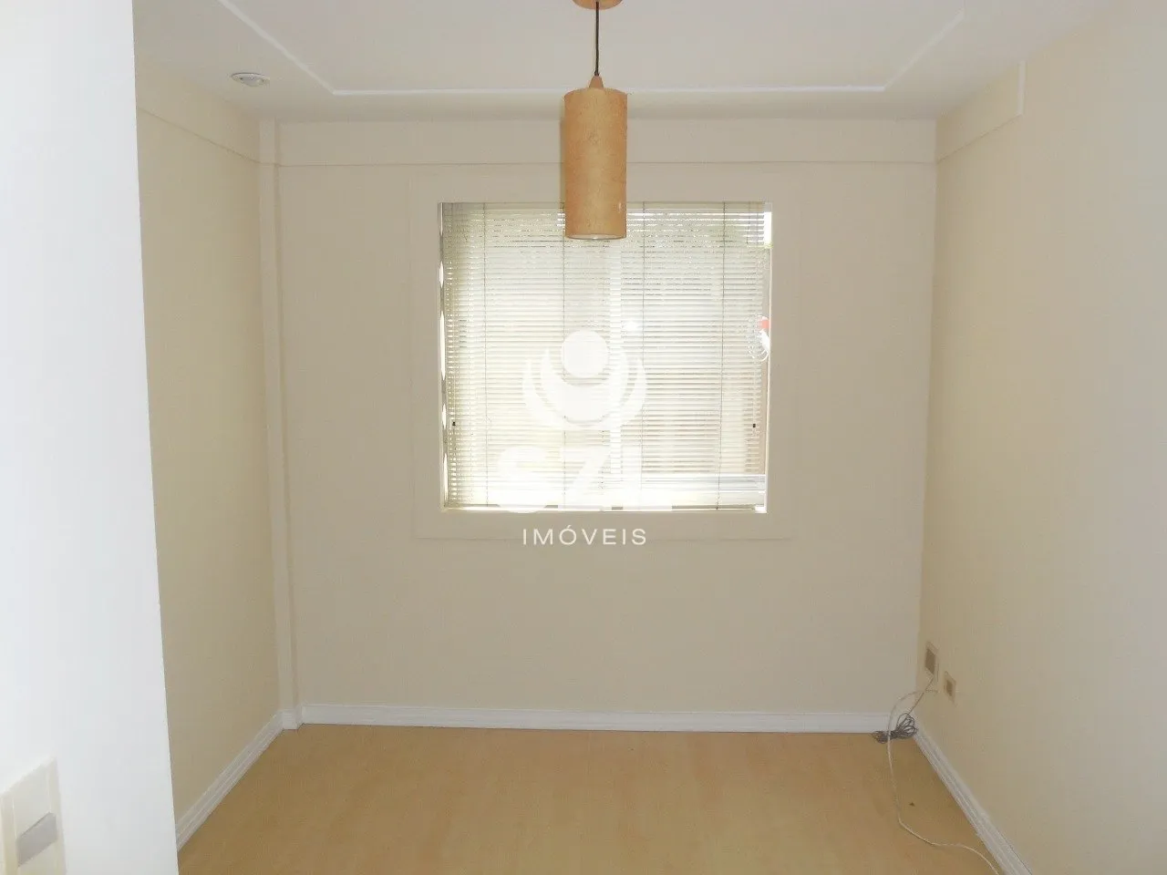 Walk-in closet in a 2-bedroom apartment, 87 m² — photo 9