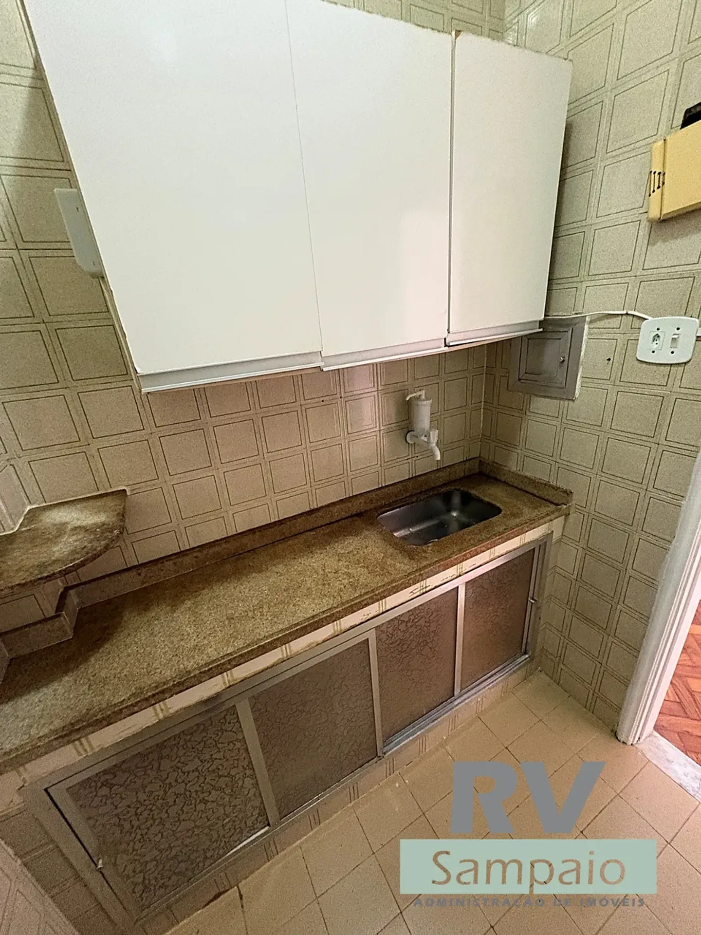 Wood or laminate floors in a one-bedroom apartment, 31 m² — photo 13