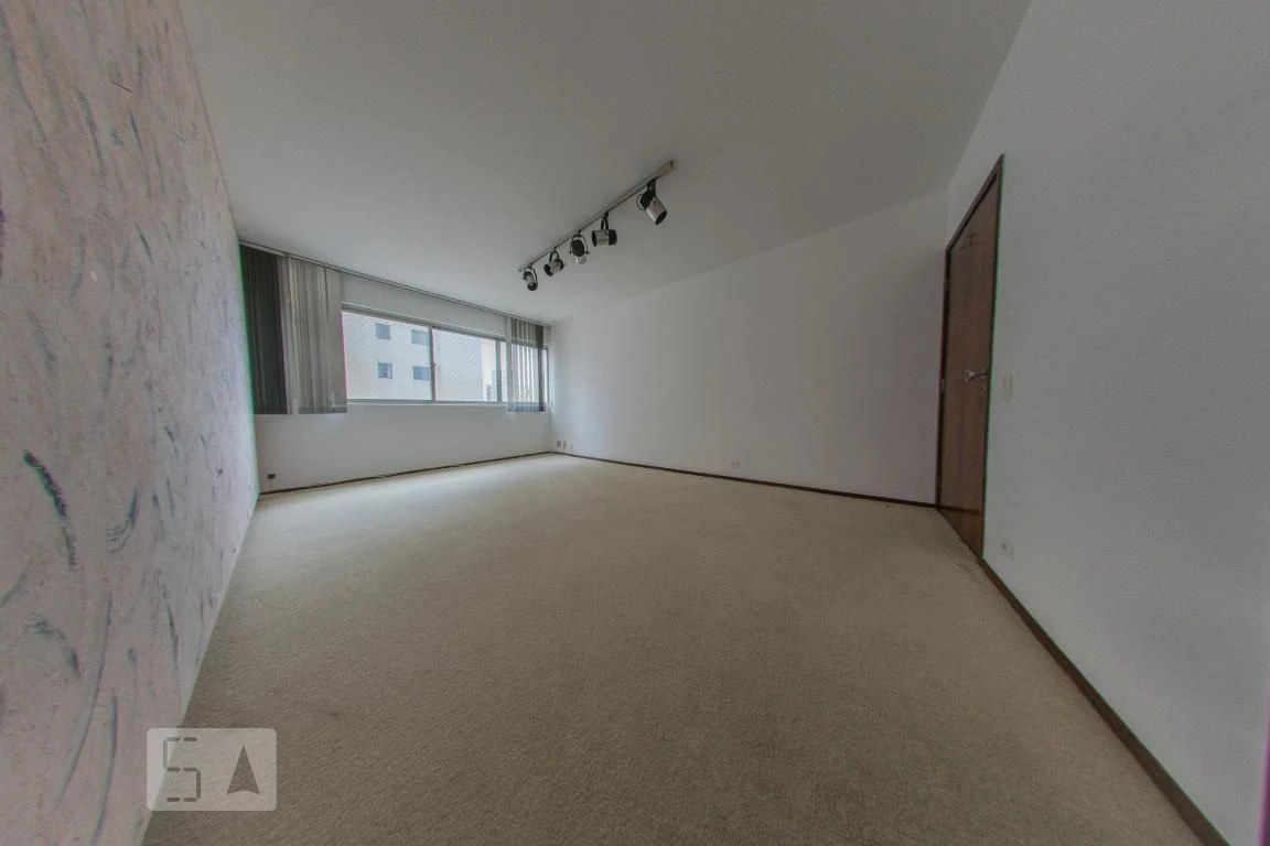 4-bedroom apartment with a walk-in closet — photo 6