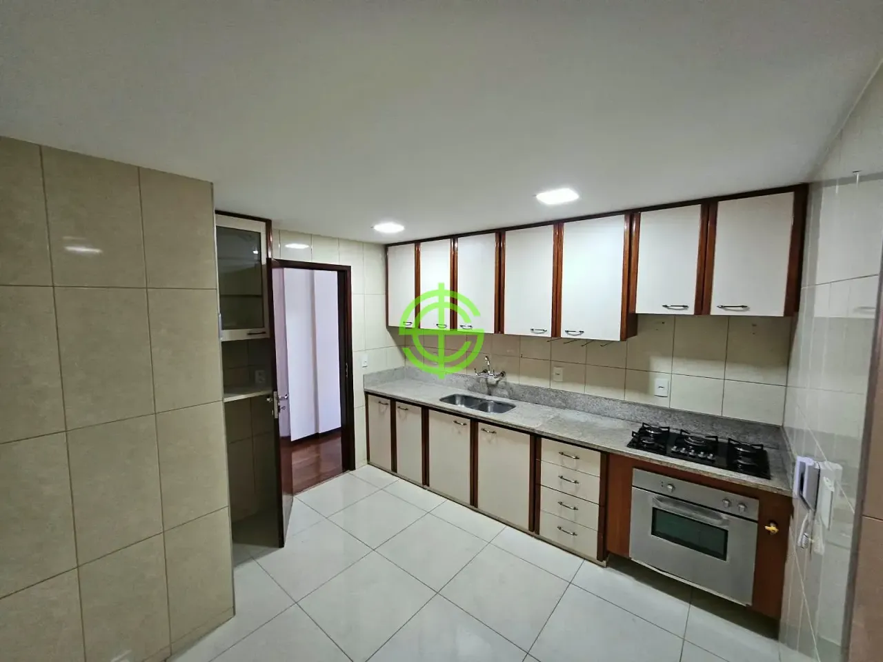 Apartamento com 3 quartos, 4 banheiros e cozinha fechada — photo 7