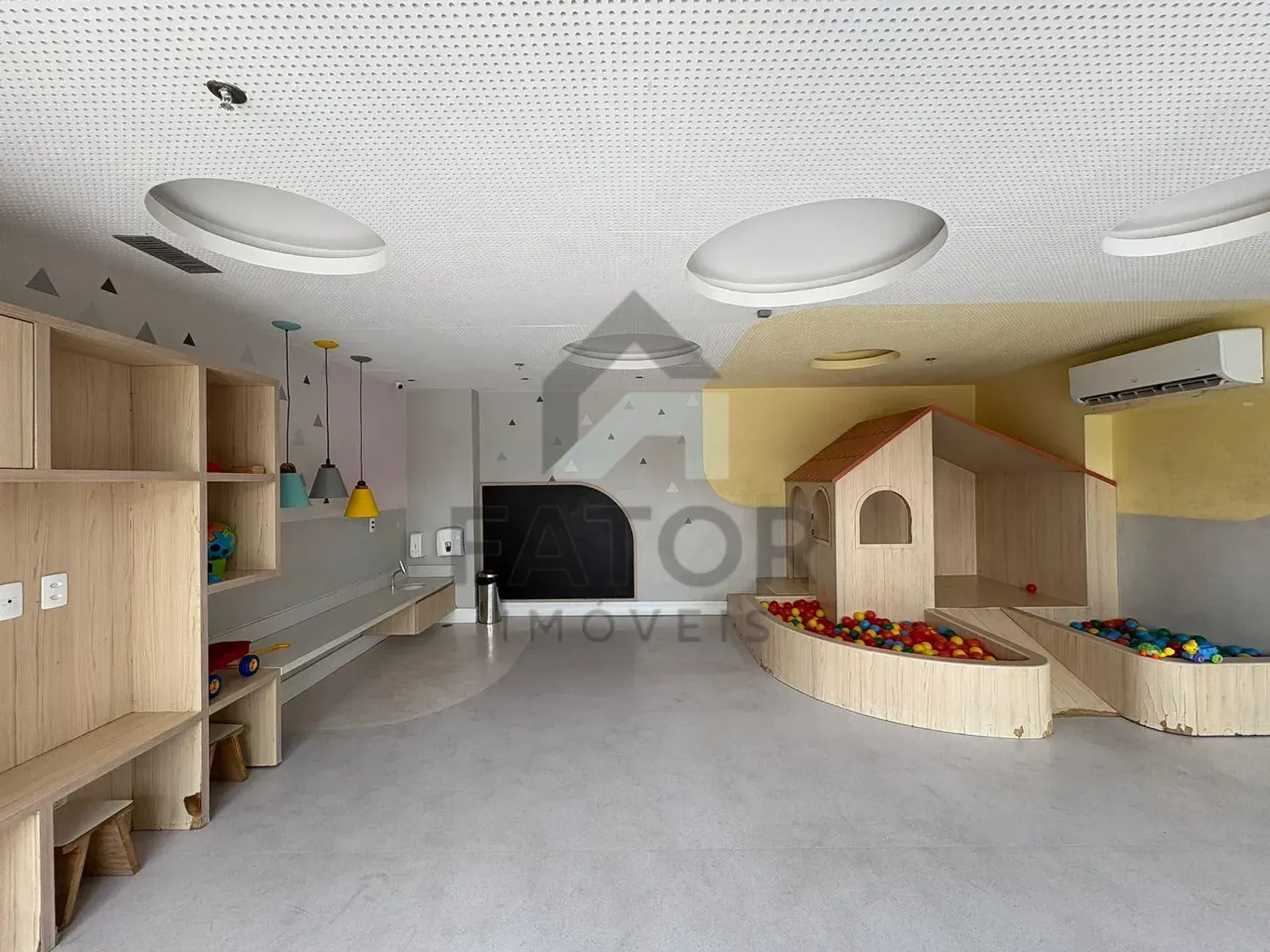 Apartamento com 3 quartos e varanda fechada de vidro — photo 29
