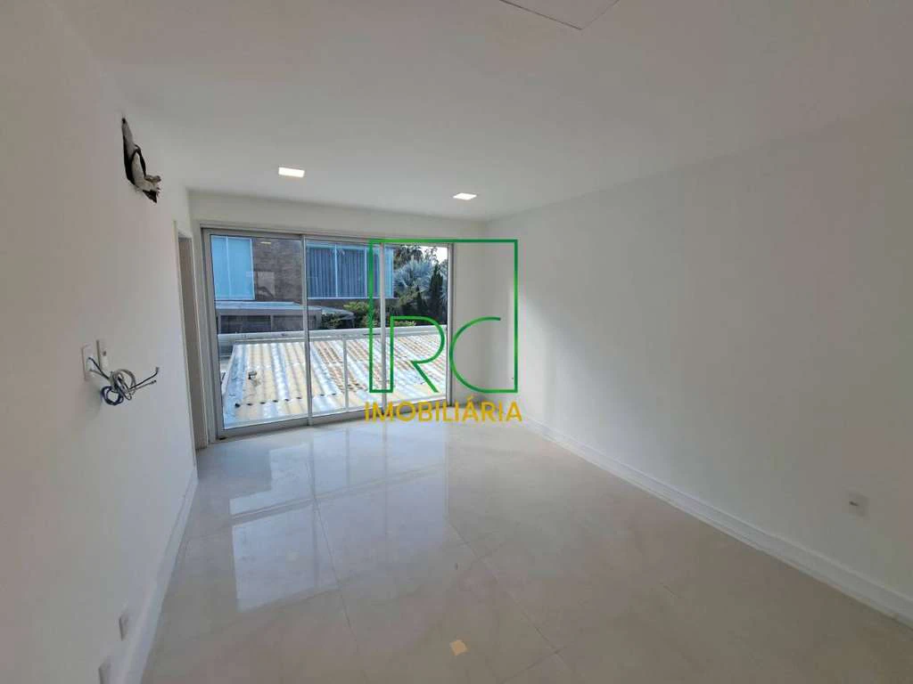 Condominium house with 6 en-suite bedrooms and garden — photo 17