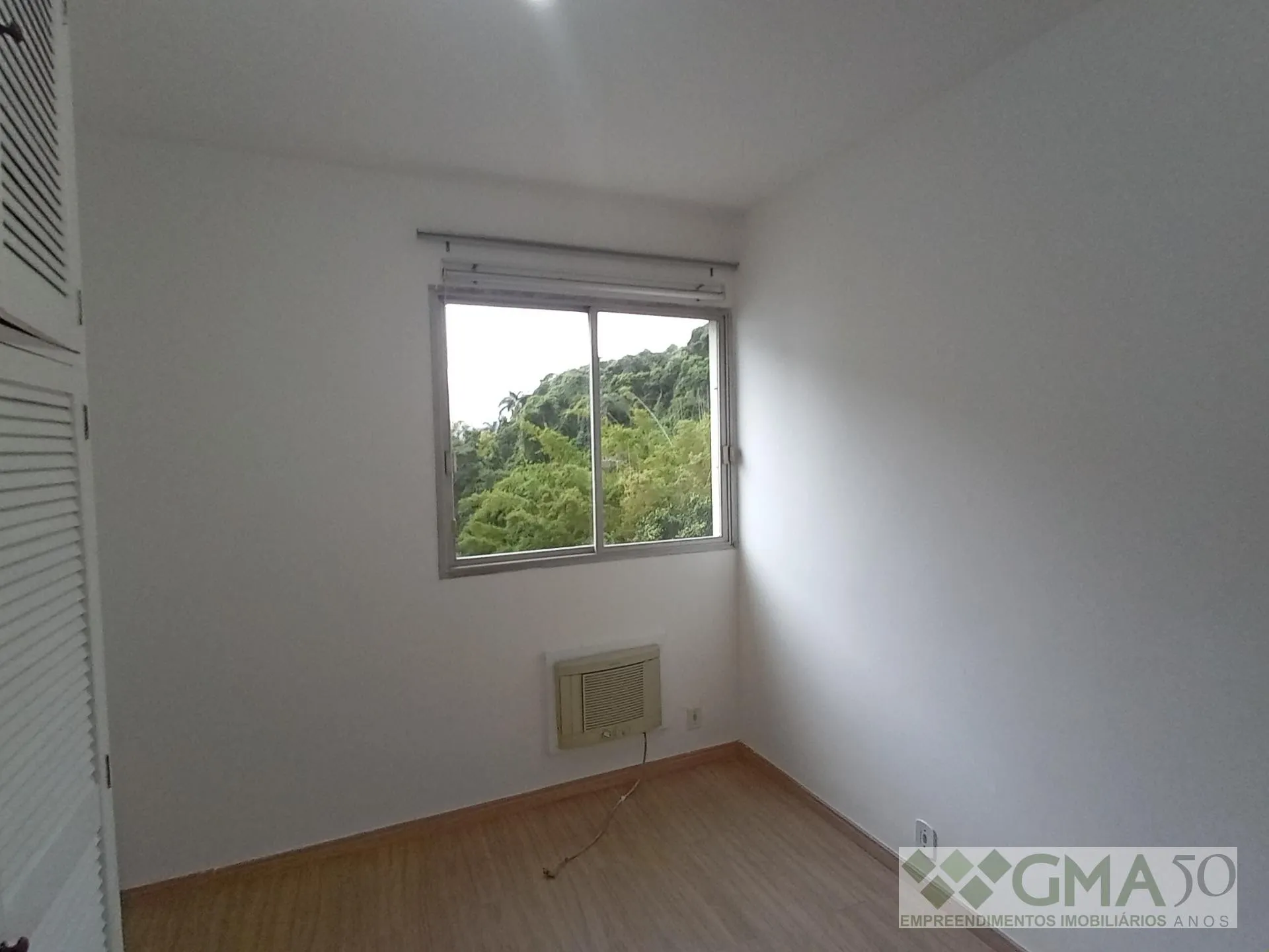 Wood or laminate floors in a 3-bedroom apartment, 92 m² — photo 4