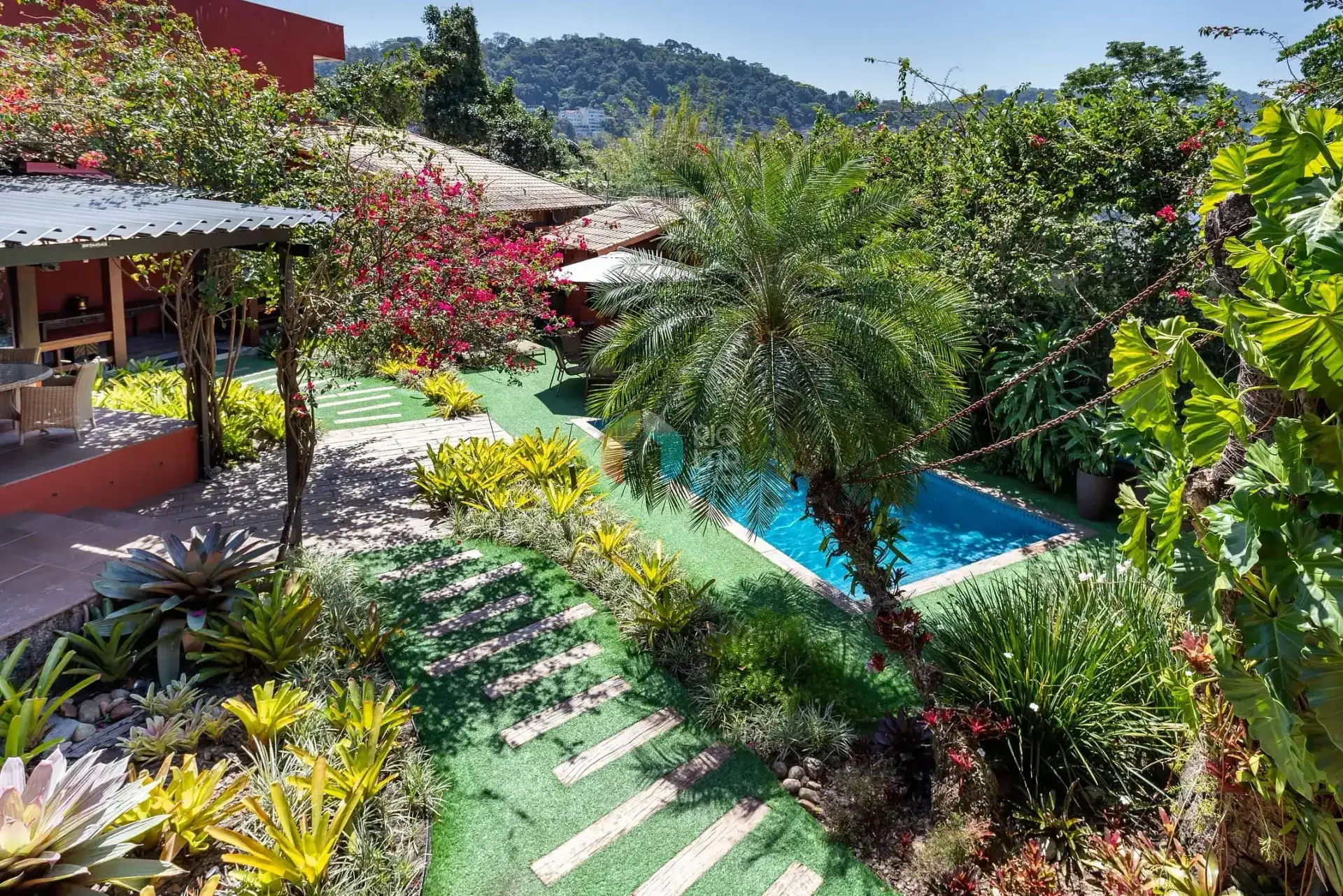 392 m² house with a home office and a grill on the balcony — photo 25