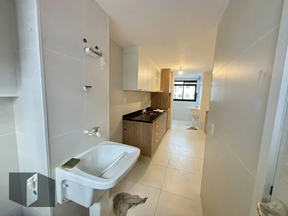 3-bedroom apartment with balcony and city view — photo 10
