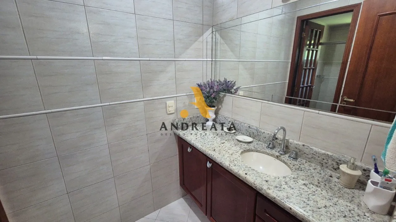 Casa de 307 m² com janelas do piso ao teto e banheira — photo 54