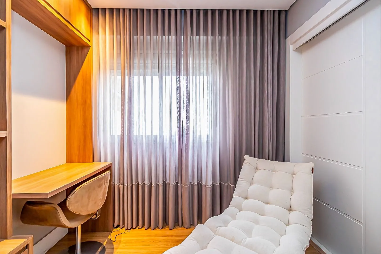 Glass-enclosed balcony in a 3-bedroom apartment, 110 m² — photo 3