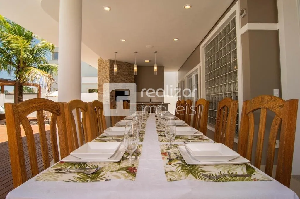 Casa com 5 quartos e jardim privativo