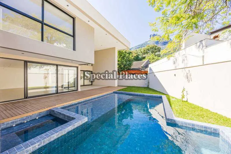 Unfurnished house with 5 bedrooms and an open-plan kitchen — photo 17