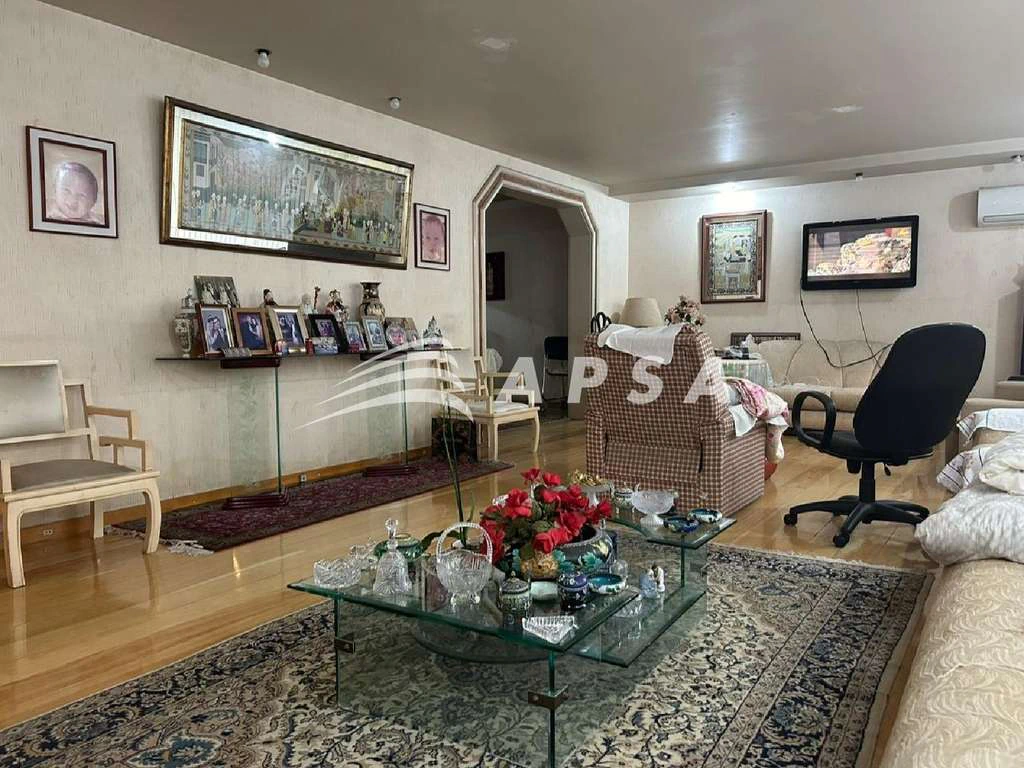 Furnished 4-bedroom apartment, 300 m² and 4 parking spots — photo 12